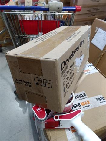 Kyocera DV-560 magenta Developer Unit (302HN93042) poškozený obal