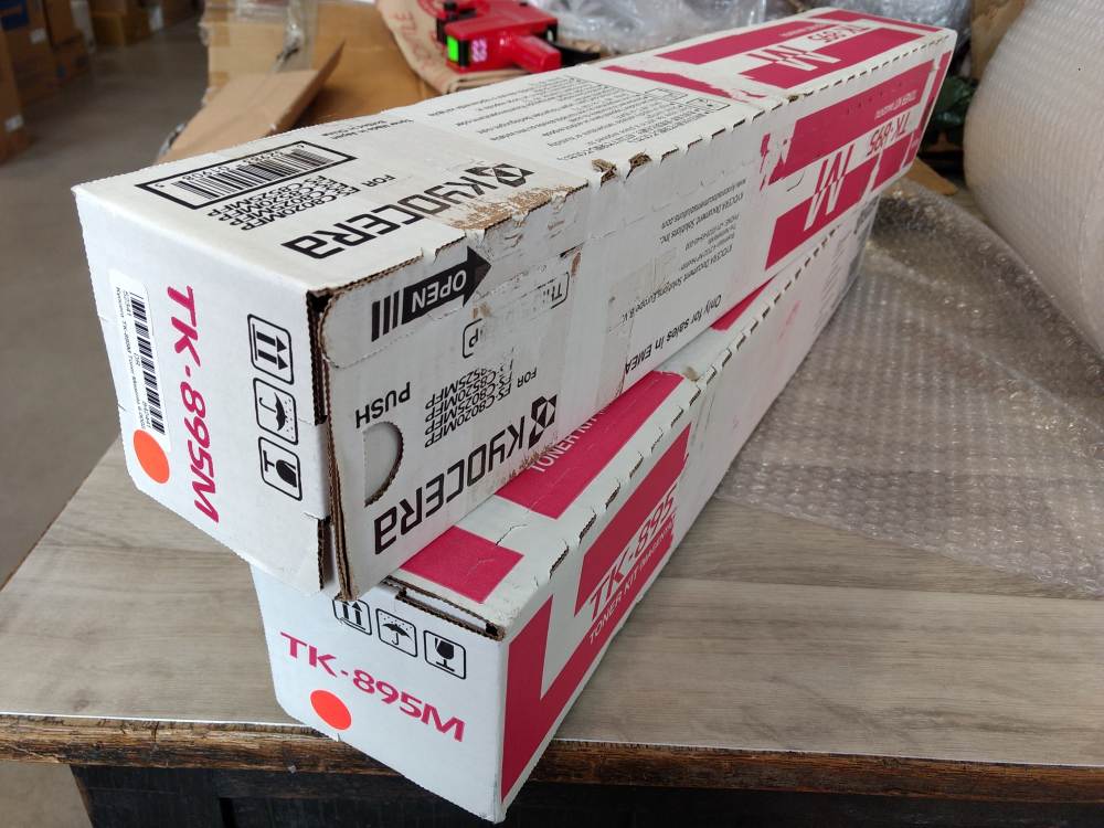 Kyocera Toner TK-895M Magenta (1T02K0BNL0) poškozený obal