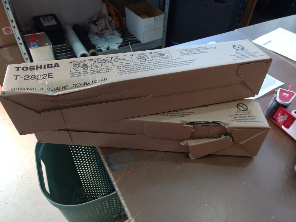 Toshiba Toner T-2822E black (6AJ00000221) (6AJ00000249) poškozený obal
