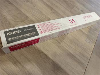 Utax Toner CK-8513M magenta (1T02RMBUT) poškozený obal