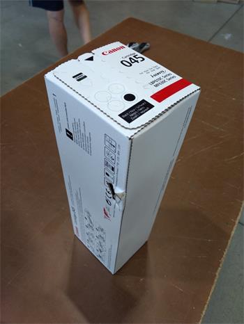 Canon Toner Cartridge 045 black (1242C002) poškozený obal