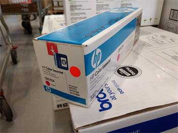 HP CB543A Toner Cartridge pro CLJ CP1215 magenta poškozený obal