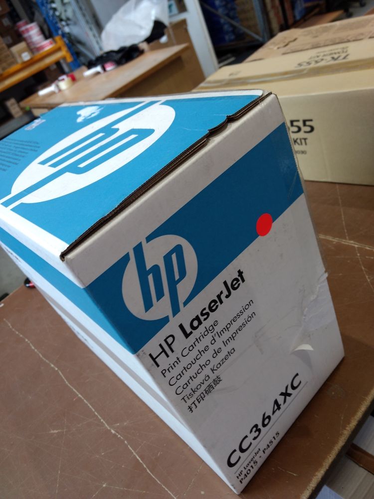 HP CC364XC Toner Cartridge (contract) poškozený obal