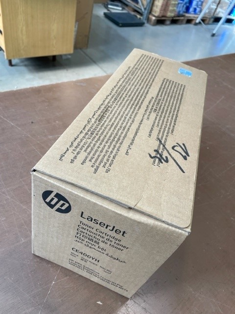HP CE400YH Toner Cartridge black No.507A (hnědý obal) poškozený obal
