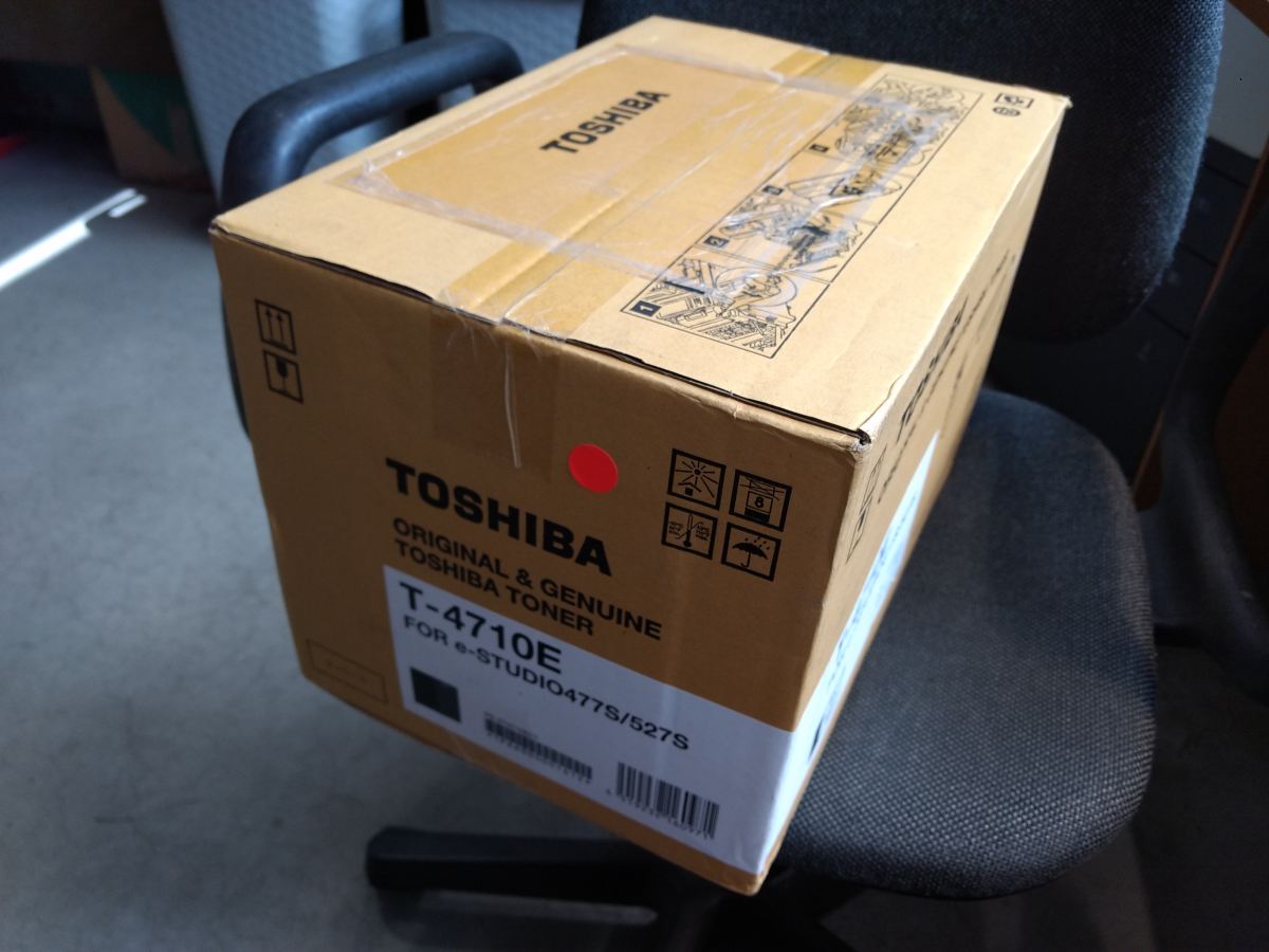 Toshiba Toner T-4710E (6A000001612) poškozený obal