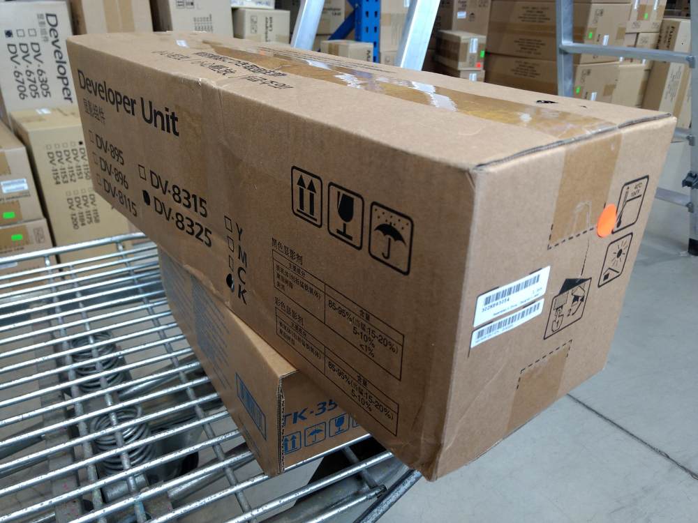 Kyocera DV-8325BK black Developer (302NP93050) poškozený obal