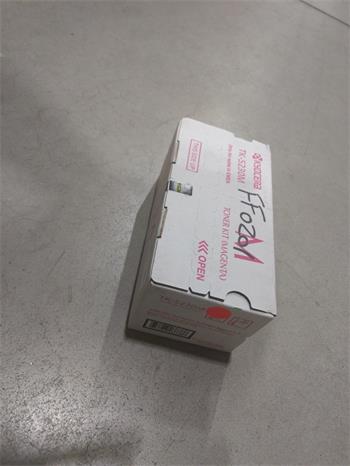 Kyocera Toner TK-5230M (1T02R9BNL0) poškozený obal