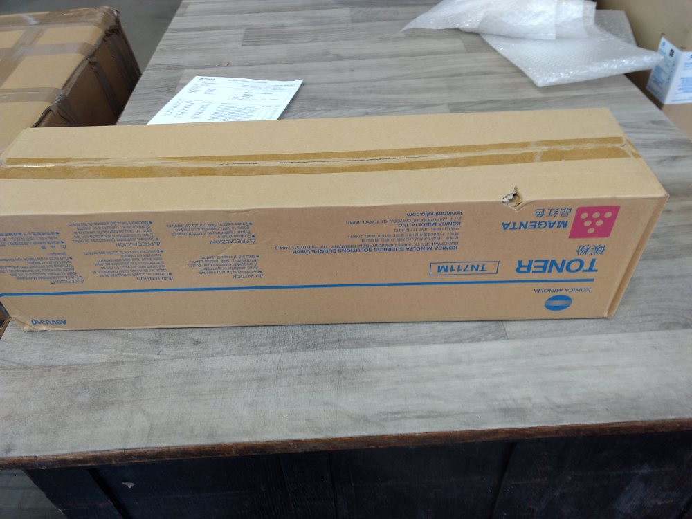 Minolta Toner C654 TN711M magenta (A3VU350) poškozený obal