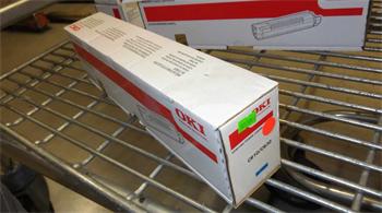 OKI Toner C810/C830 cyan (44059107) poškozený obal