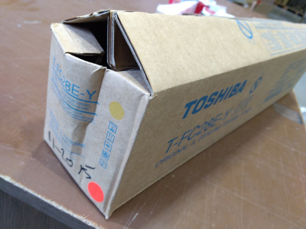 Toshiba Toner T-FC28EY Yellow (6AJ00000049) poškozený obal
